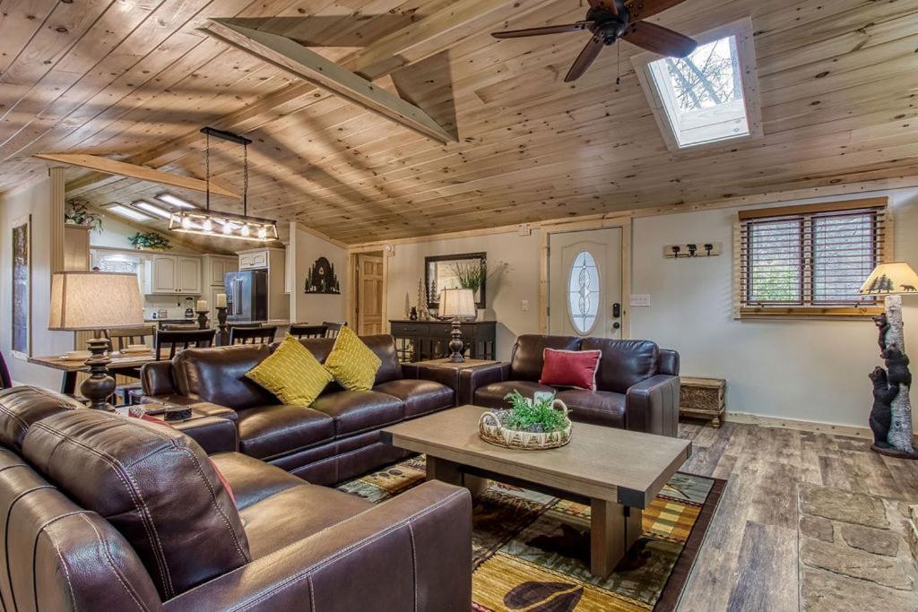 Whispering Winds, Hot Tub, Game Room, Wifi, 1089 Free Tickets Each Paid Day, Dollywood And More Гетлинбург Екстериор снимка