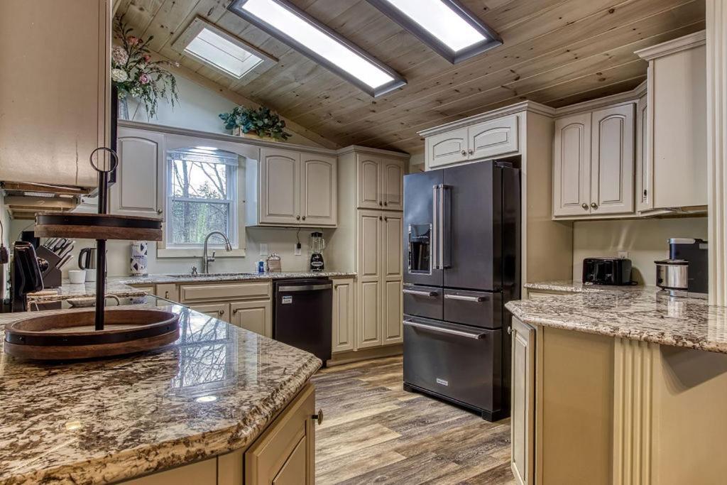 Whispering Winds, Hot Tub, Game Room, Wifi, 1089 Free Tickets Each Paid Day, Dollywood And More Гетлинбург Екстериор снимка