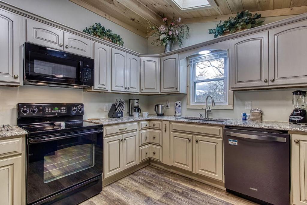 Whispering Winds, Hot Tub, Game Room, Wifi, 1089 Free Tickets Each Paid Day, Dollywood And More Гетлинбург Екстериор снимка