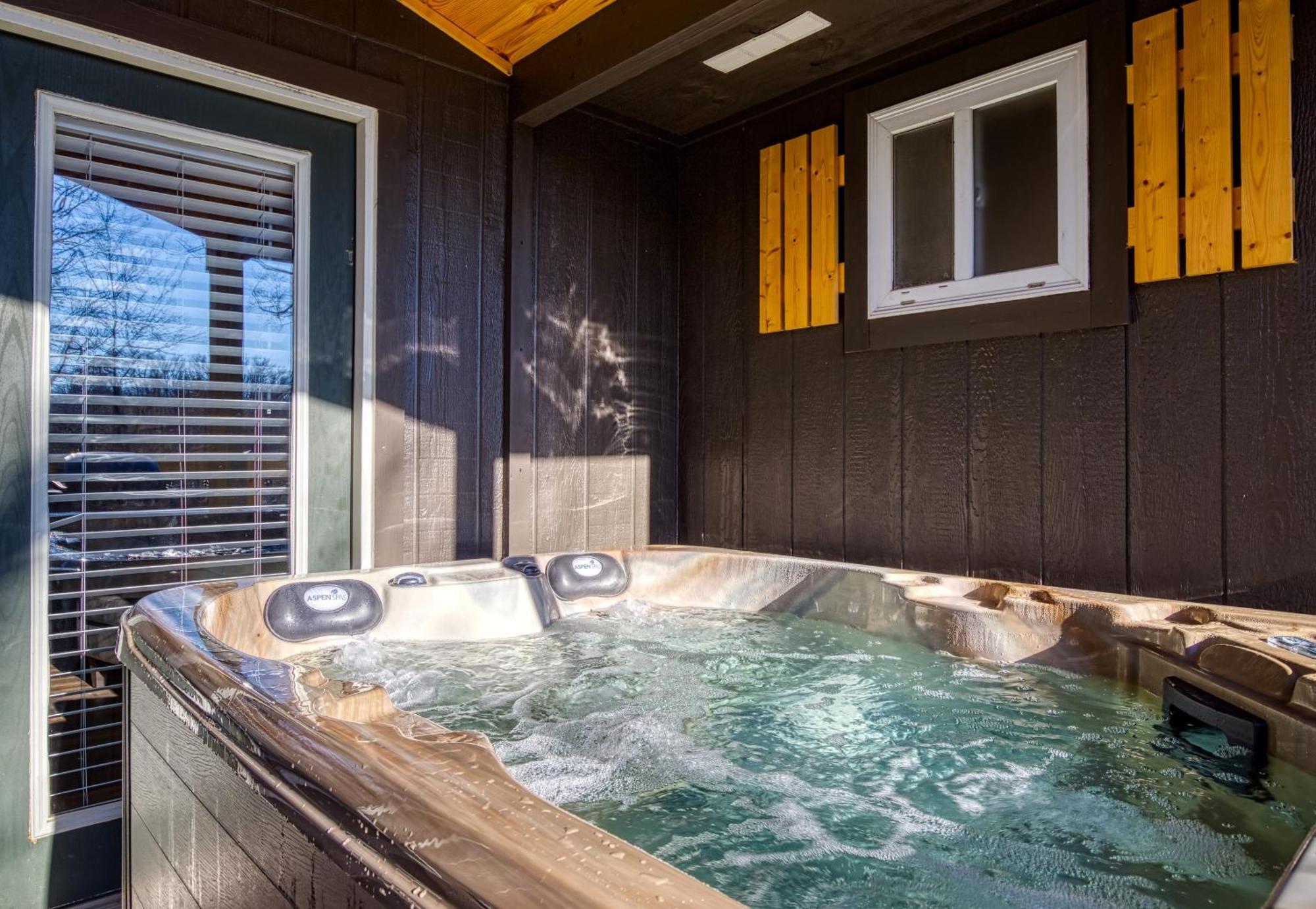Whispering Winds, Hot Tub, Game Room, Wifi, 1089 Free Tickets Each Paid Day, Dollywood And More Гетлинбург Екстериор снимка